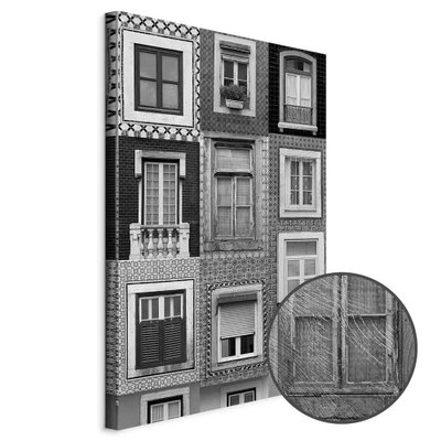 Schuin productaanzicht van Patterned windows. Het motief loopt door over de randen van het canvas. Een ronde detailopname toont het reliëf van het geloppervlak.