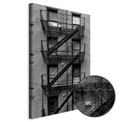 Schuin productaanzicht van Emergency exit. Het motief loopt door over de randen van het canvas. Een ronde detailopname toont het reliëf van het geloppervlak.