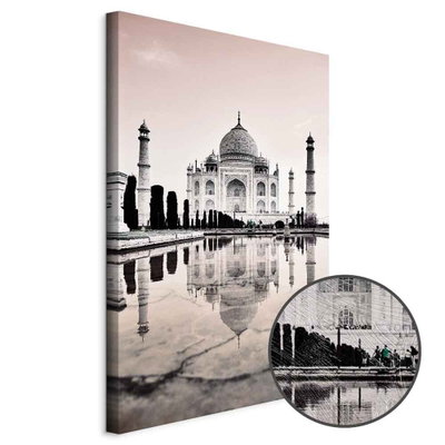 Schuin productaanzicht van Taj mahal. Het motief loopt door over de randen van het canvas. Een ronde detailopname toont het reliëf van het geloppervlak.
