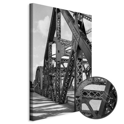 Schuin productaanzicht van Bridge at morning. Het motief loopt door over de randen van het canvas. Een ronde detailopname toont het reliëf van het geloppervlak.