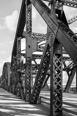 Vooraanzicht van Bridge at morning. De volledige gedrukte compositie is te zien zonder het schuine productaanzicht of de detailopname van het geloppervlak.