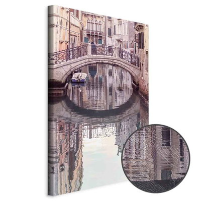 Schuin productaanzicht van Noon in venice. Het motief loopt door over de randen van het canvas. Een ronde detailopname toont het reliëf van het geloppervlak.