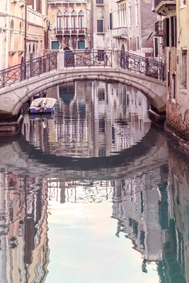 Vooraanzicht van Noon in venice. De volledige gedrukte compositie is te zien zonder het schuine productaanzicht of de detailopname van het geloppervlak.