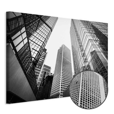 Schuin productaanzicht van In a big city wide - second. Het motief loopt door over de randen van het canvas. Een ronde detailopname toont het reliëf van het geloppervlak.