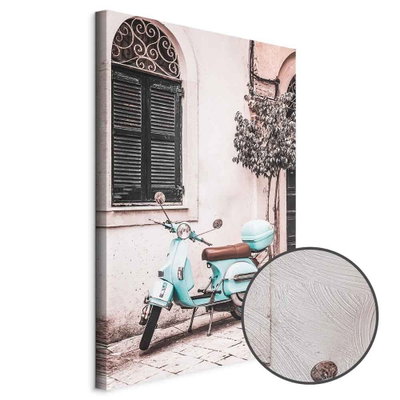 Schuin productaanzicht van Iconic vespa. Het motief loopt door over de randen van het canvas. Een ronde detailopname toont het reliëf van het geloppervlak.