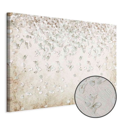 Schuin productaanzicht van Falling flowers wide. Het motief loopt door over de randen van het canvas. Een ronde detailopname toont het reliëf van het geloppervlak.