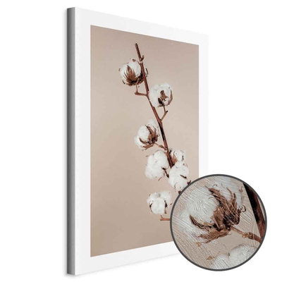 Schuin productaanzicht van Softness of cotton. Het motief loopt door over de randen van het canvas. Een ronde detailopname toont het reliëf van het geloppervlak.