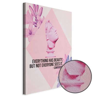 Schuin productaanzicht van Beauty in the eyes -. Het motief loopt door over de randen van het canvas. Een ronde detailopname toont het reliëf van het geloppervlak.