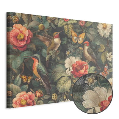 Schuin productaanzicht van Flowers birds and. Het motief loopt door over de randen van het canvas. Een ronde detailopname toont het reliëf van het geloppervlak.