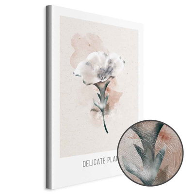 Schuin productaanzicht van Delicate plant. Het motief loopt door over de randen van het canvas. Een ronde detailopname toont het reliëf van het geloppervlak.