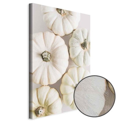 Schuin productaanzicht van Time for pumpkins. Het motief loopt door over de randen van het canvas. Een ronde detailopname toont het reliëf van het geloppervlak.