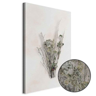 Schuin productaanzicht van Autumn bouquet. Het motief loopt door over de randen van het canvas. Een ronde detailopname toont het reliëf van het geloppervlak.