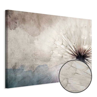 Schuin productaanzicht van Dandelions in the clouds. Het motief loopt door over de randen van het canvas. Een ronde detailopname toont het reliëf van het geloppervlak.