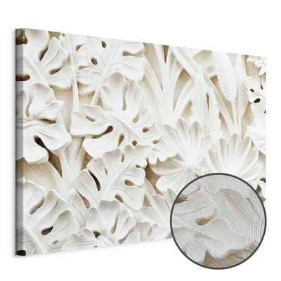 Schuin productaanzicht van Ceramic leaves wide. Het motief loopt door over de randen van het canvas. Een ronde detailopname toont het reliëf van het geloppervlak.