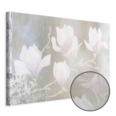 Schuin productaanzicht van White magnolias wide. Het motief loopt door over de randen van het canvas. Een ronde detailopname toont het reliëf van het geloppervlak.