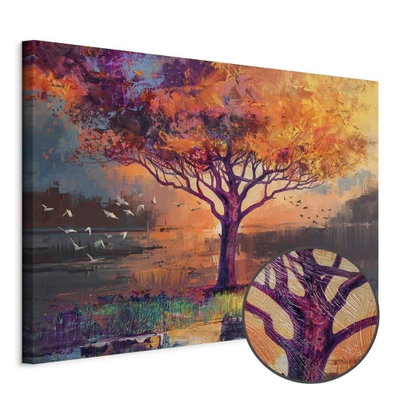 Schuin productaanzicht van Autumn sketches wide. Het motief loopt door over de randen van het canvas. Een ronde detailopname toont het reliëf van het geloppervlak.