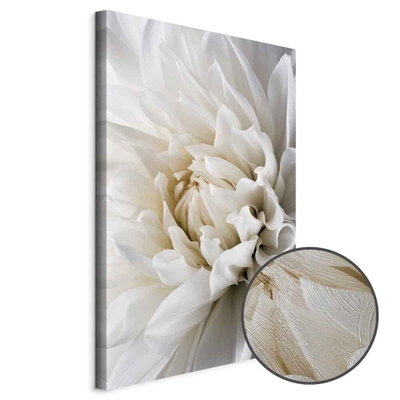 Schuin productaanzicht van White dahlia. Het motief loopt door over de randen van het canvas. Een ronde detailopname toont het reliëf van het geloppervlak.