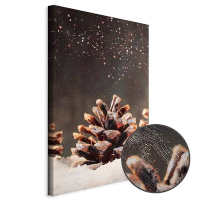 Schuin productaanzicht van Winter pine cone. Het motief loopt door over de randen van het canvas. Een ronde detailopname toont het reliëf van het geloppervlak.