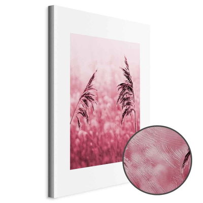 Schuin productaanzicht van Ruby stalk. Het motief loopt door over de randen van het canvas. Een ronde detailopname toont het reliëf van het geloppervlak.