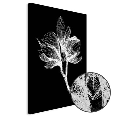 Schuin productaanzicht van Night flower. Het motief loopt door over de randen van het canvas. Een ronde detailopname toont het reliëf van het geloppervlak.
