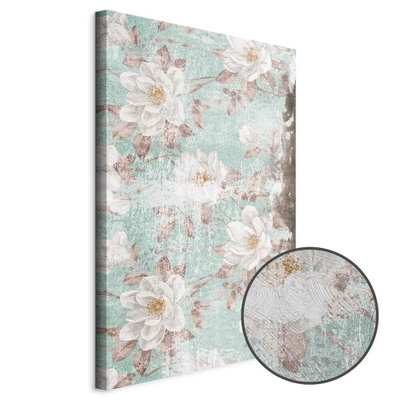 Schuin productaanzicht van Roman flowers. Het motief loopt door over de randen van het canvas. Een ronde detailopname toont het reliëf van het geloppervlak.