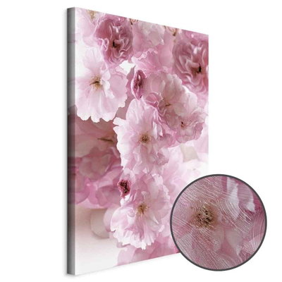 Schuin productaanzicht van Flowery glamour - flower. Het motief loopt door over de randen van het canvas. Een ronde detailopname toont het reliëf van het geloppervlak.