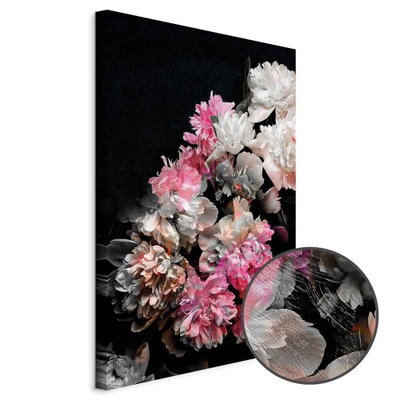 Schuin productaanzicht van Peony charm - colorful. Het motief loopt door over de randen van het canvas. Een ronde detailopname toont het reliëf van het geloppervlak.