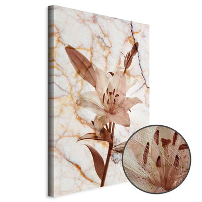 Schuin productaanzicht van Elegance of a flower -. Het motief loopt door over de randen van het canvas. Een ronde detailopname toont het reliëf van het geloppervlak.