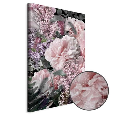 Schuin productaanzicht van Among flowers - blooming. Het motief loopt door over de randen van het canvas. Een ronde detailopname toont het reliëf van het geloppervlak.