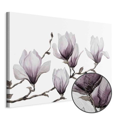 Schuin productaanzicht van Painted magnolias wide. Het motief loopt door over de randen van het canvas. Een ronde detailopname toont het reliëf van het geloppervlak.