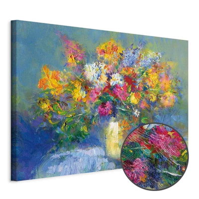 Schuin productaanzicht van Autumn bouquet. Het motief loopt door over de randen van het canvas. Een ronde detailopname toont het reliëf van het geloppervlak.