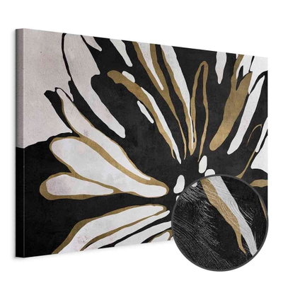 Schuin productaanzicht van Flower of the night wide. Het motief loopt door over de randen van het canvas. Een ronde detailopname toont het reliëf van het geloppervlak.