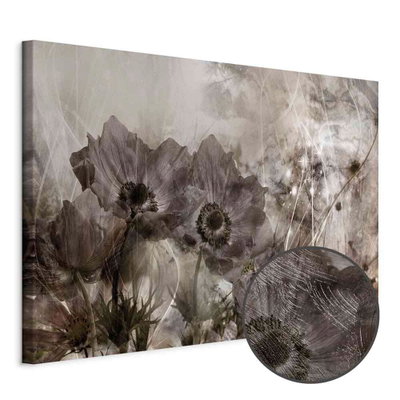 Schuin productaanzicht van Anemones in sepia wide. Het motief loopt door over de randen van het canvas. Een ronde detailopname toont het reliëf van het geloppervlak.
