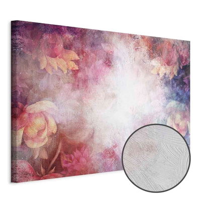 Schuin productaanzicht van First day of spring wide. Het motief loopt door over de randen van het canvas. Een ronde detailopname toont het reliëf van het geloppervlak.