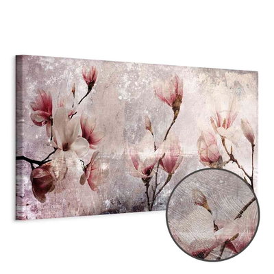 Schuin productaanzicht van Magnolia charm narrow. Het motief loopt door over de randen van het canvas. Een ronde detailopname toont het reliëf van het geloppervlak.