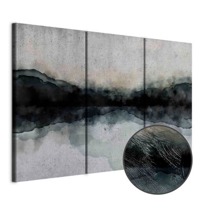 Schuin productaanzicht van Mountain surface of the lake. De 3 canvasdelen vormen samen één compositie. Een ronde detailopname toont het reliëf van het geloppervlak.