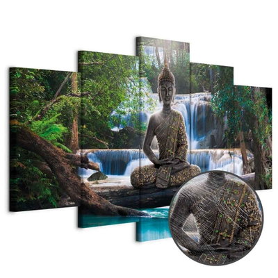 Schuin productaanzicht van Buddha and waterfall. De 5 canvasdelen vormen samen één compositie. Een ronde detailopname toont het reliëf van het geloppervlak.