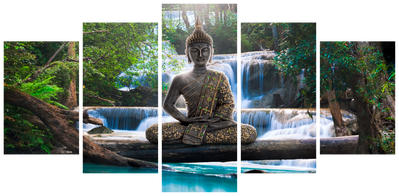 Vooraanzicht van Buddha and waterfall. De volledige gedrukte compositie is te zien op 5 canvasdelen met zichtbare tussenruimten.