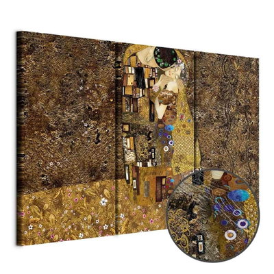 Schuin productaanzicht van Klimt inspiration - kiss. De 3 canvasdelen vormen samen één compositie. Een ronde detailopname toont het reliëf van het geloppervlak.