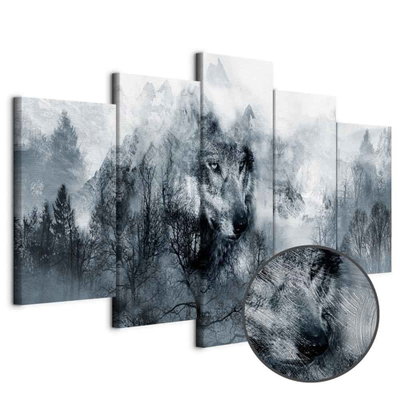 Schuin productaanzicht van Mountain predator wide. De 5 canvasdelen vormen samen één compositie. Een ronde detailopname toont het reliëf van het geloppervlak.