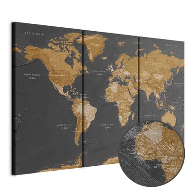 Schuin productaanzicht van World map modern aesthetics. De 3 canvasdelen vormen samen één compositie. Een ronde detailopname toont het reliëf van het geloppervlak.