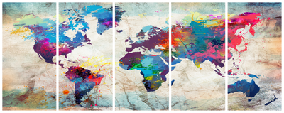 Vooraanzicht van World map cracked wall. De volledige gedrukte compositie is te zien op 5 canvasdelen met zichtbare tussenruimten.