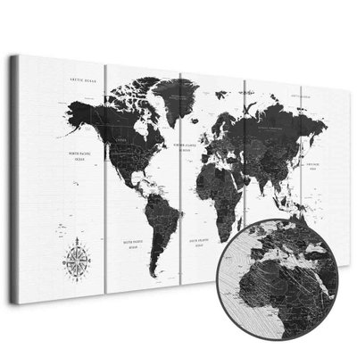 Schuin productaanzicht van Black and white map narrow. De 5 canvasdelen vormen samen één compositie. Een ronde detailopname toont het reliëf van het geloppervlak.