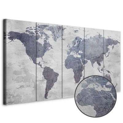 Schuin productaanzicht van Concrete world map narrow. De 5 canvasdelen vormen samen één compositie. Een ronde detailopname toont het reliëf van het geloppervlak.