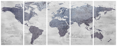 Vooraanzicht van Concrete world map narrow. De volledige gedrukte compositie is te zien op 5 canvasdelen met zichtbare tussenruimten.