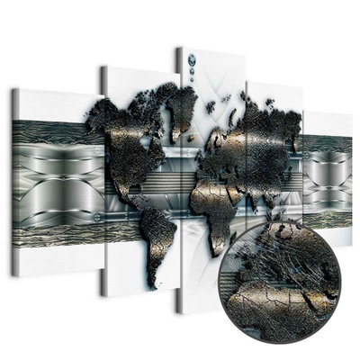 Schuin productaanzicht van Metal world map. De 5 canvasdelen vormen samen één compositie. Een ronde detailopname toont het reliëf van het geloppervlak.
