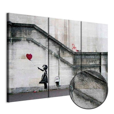 Schuin productaanzicht van Girl with a balloon by. De 3 canvasdelen vormen samen één compositie. Een ronde detailopname toont het reliëf van het geloppervlak.