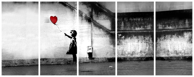 Vooraanzicht van Banksy runaway balloon. De volledige gedrukte compositie is te zien op 5 canvasdelen met zichtbare tussenruimten.