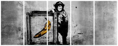 Vooraanzicht van Banksy monkey with frame. De volledige gedrukte compositie is te zien op 5 canvasdelen met zichtbare tussenruimten.