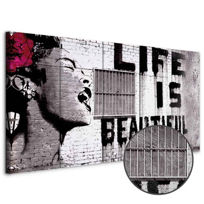 Schuin productaanzicht van Banksy life is beautiful. De 5 canvasdelen vormen samen één compositie. Een ronde detailopname toont het reliëf van het geloppervlak.